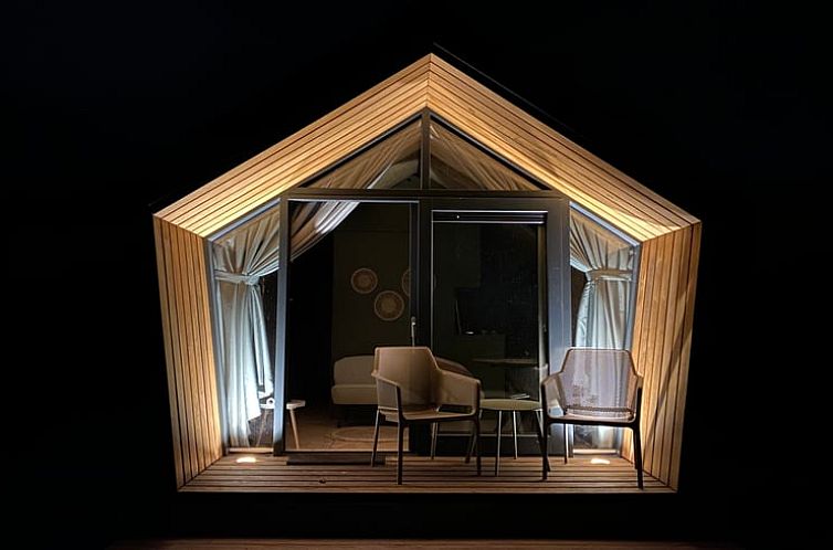 Verlichte veranda van Vakantiehuis in Sommelsdijk, Goeree-Overflakkee, Zuid-Holland, sfeervolle avondambiance.