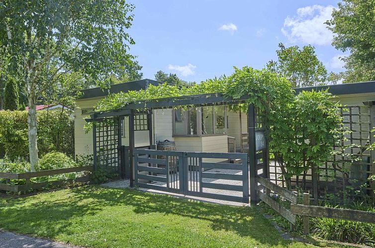 Huisje Joep in Goedereede, charming chalet with green garden in Goeree-Overflakkee, South Holland.