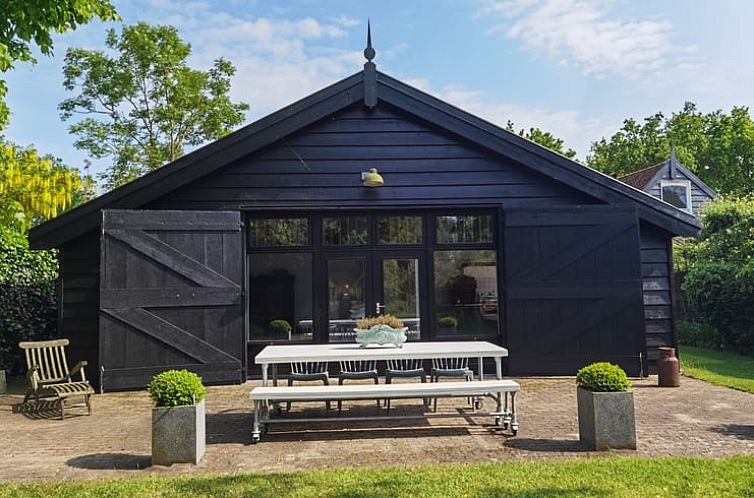 Spacious terrace at Huisje in Goedereede, vacation home in Goeree-Overflakkee, South Holland.