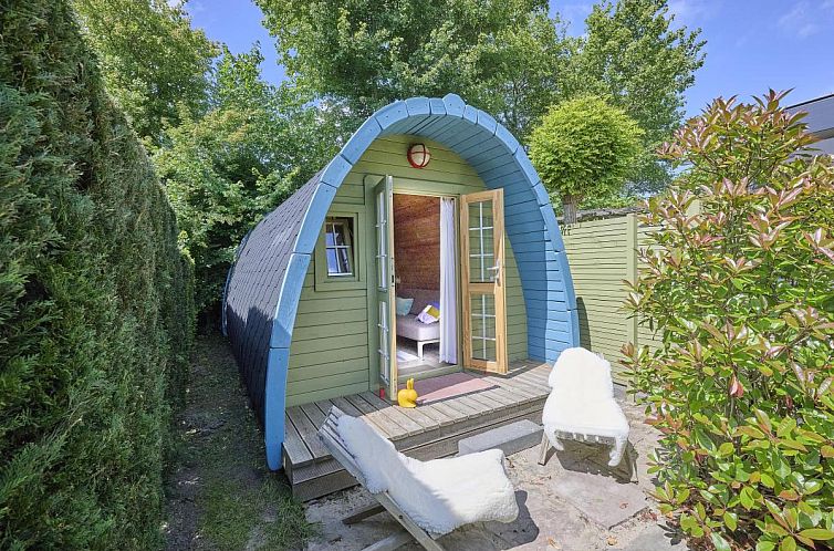 Tiny House Jet in Goedereede, Suedholland, mit gemuetlicher Veranda und gruener Umgebung.
