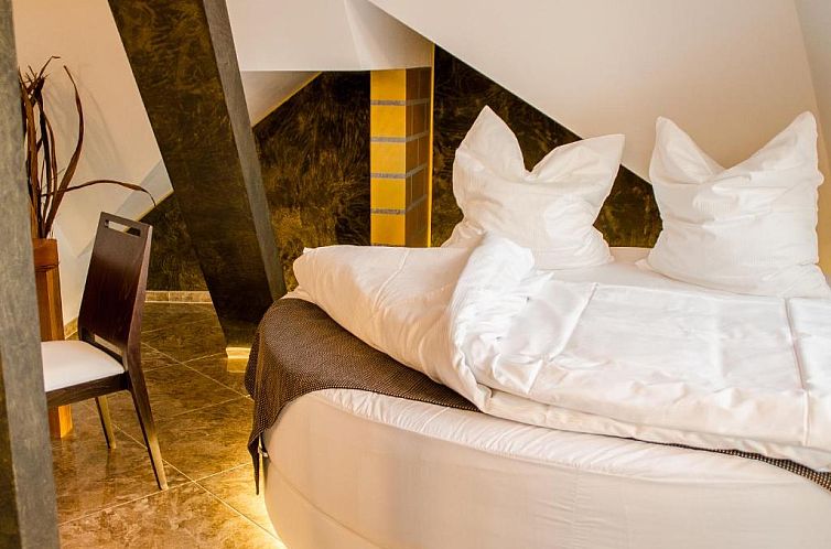 Alpha & Omega Hotel