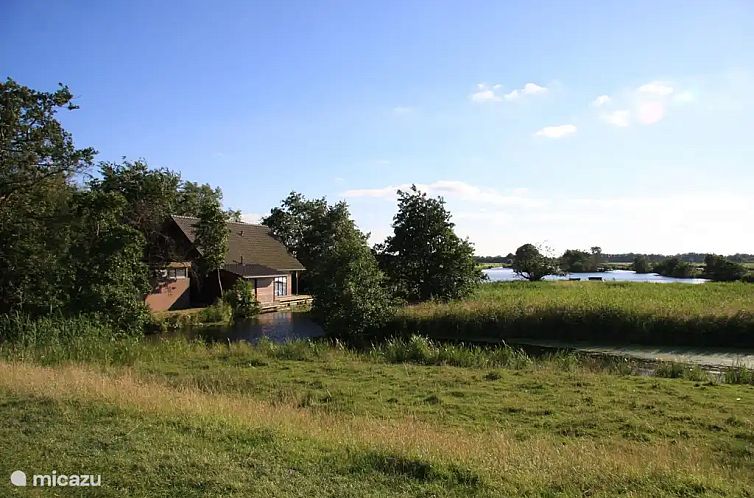 Natuurhuis aan privé-meer