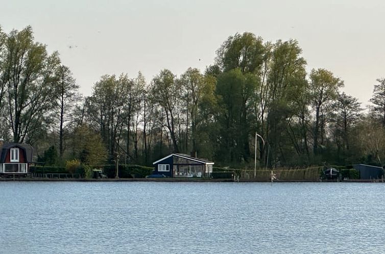 Vacation home in Reeuwijk on the waterfront, surrounded by green nature in the Green Heart, South Holland.