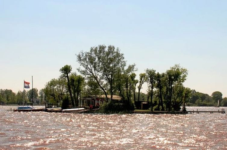 Vacation home in Reeuwijk offers idyllic water views surrounded by green nature in the Green Heart, South Holland.
