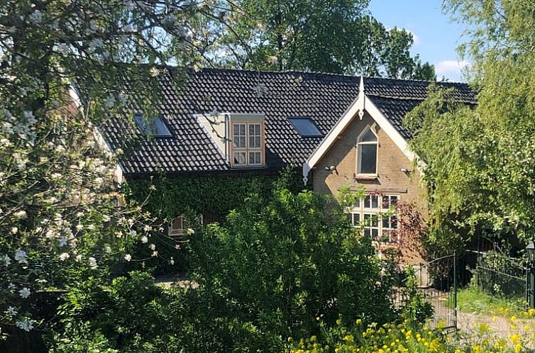 Huisje in Bodegraven, vakantiehuis in het Groene Hart, Zuid-Holland met charmante gevel en groene omgeving.