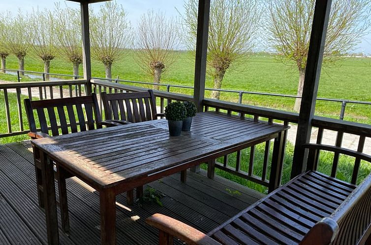 Geniet van de veranda bij Vakantiehuisje in Leimuiden, gelegen in het Groene Hart van Zuid-Holland.