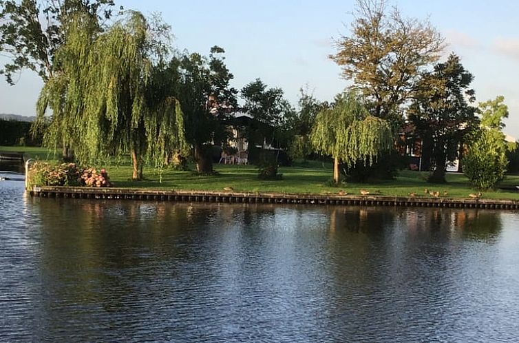 Rustic view of the water at Holiday home in Leimuiden municipality of Kaag and Braassem, located in the Green Heart, South Holland.