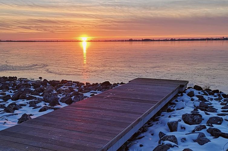 Zonsondergang bij Huisje in Rijnsaterwoude vakantiehuis in Groene Hart Zuid-Holland met prachtig meeruitzicht.