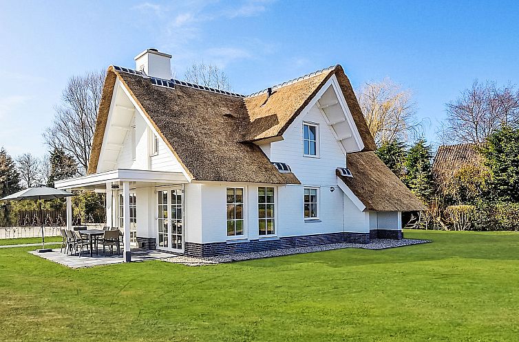 Vacation home Tapuit sauna 8 in Noordwijk offers a beautiful exterior with thatched roof on the North Sea coast in South Holland.