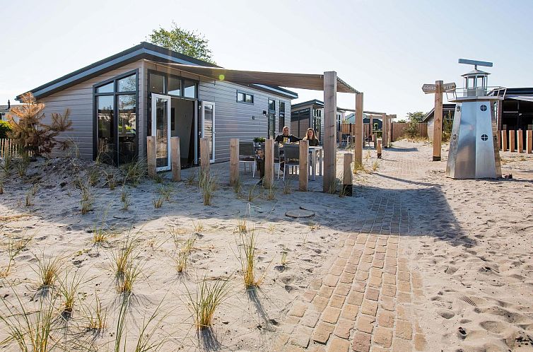 Geniet van de zon op het terras van Duinlodge 4 + 2, een vakantiehuis aan de Noordzeekust in Noordwijk, Zuid-Holland.