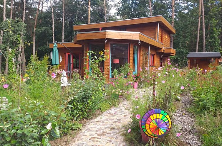 Cottage in Groesbeek surrounded by colorful flowers in the Rijk van Nijmegen, Gelderland.