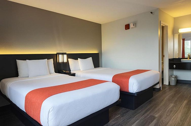 Motel 6-Roseville, MN - Minneapolis North