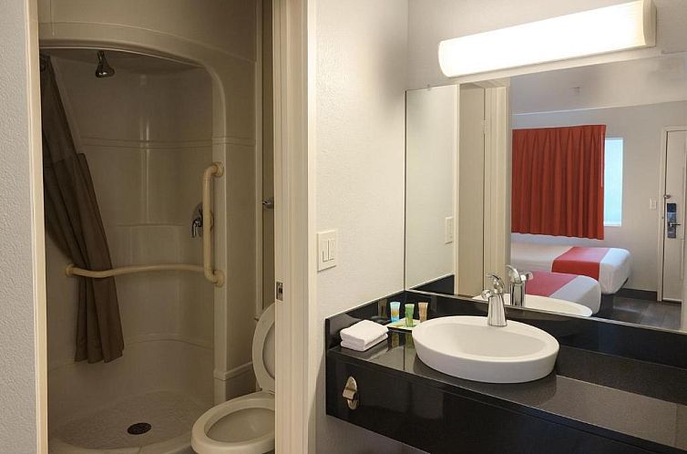 Motel 6-Roseville, MN - Minneapolis North