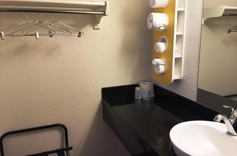 Motel 6-Roseville, MN - Minneapolis North