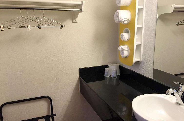 Motel 6-Roseville, MN - Minneapolis North