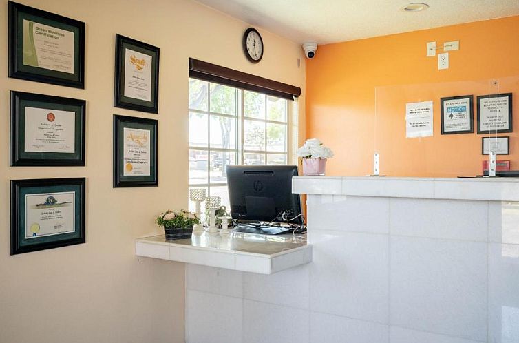 Solaire Inn & Suites