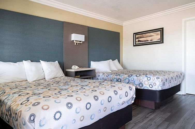 Solaire Inn & Suites