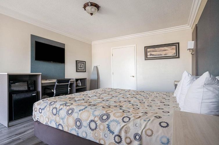 Solaire Inn & Suites