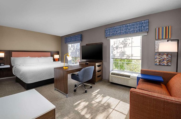 Hampton Inn & Suites State College at Williamsburg Square