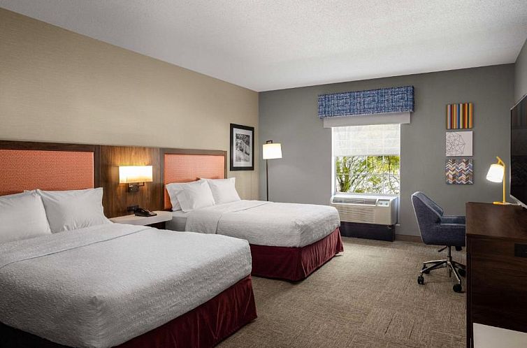 Hampton Inn & Suites State College at Williamsburg Square