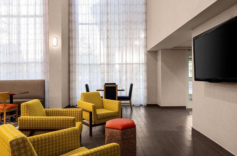 Hampton Inn & Suites State College at Williamsburg Square