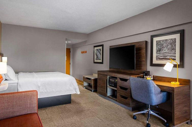 Hampton Inn & Suites State College at Williamsburg Square
