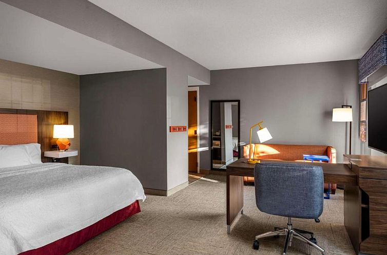 Hampton Inn & Suites State College at Williamsburg Square