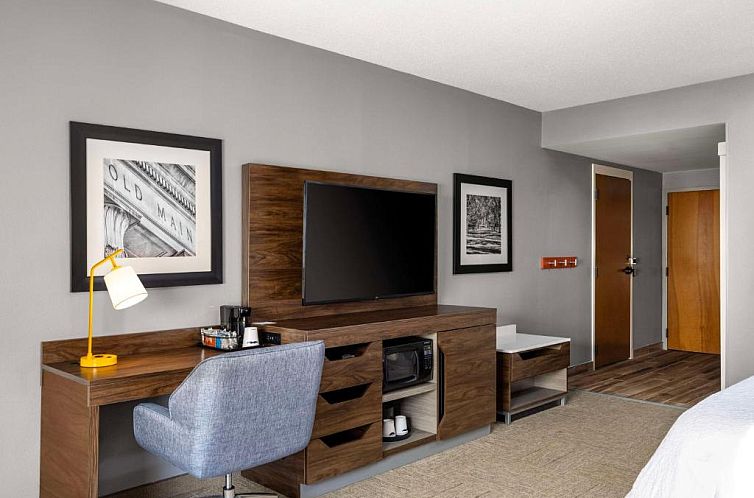 Hampton Inn & Suites State College at Williamsburg Square