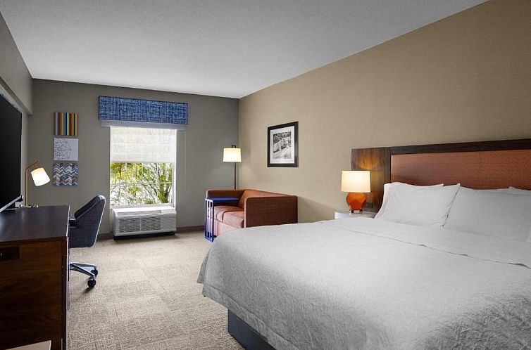 Hampton Inn & Suites State College at Williamsburg Square