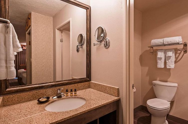Best Western Plus Rivershore Hotel