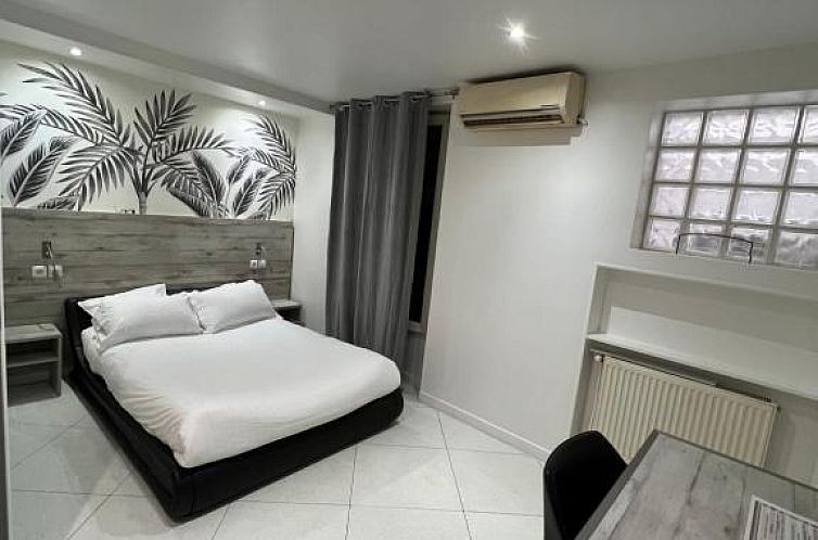 Modern's Hotel