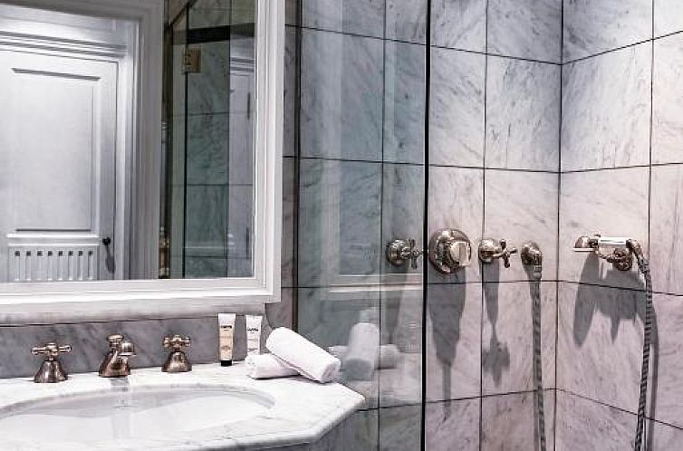 Le Dokhan's Paris Arc de Triomphe, a Tribute Portfolio Hotel