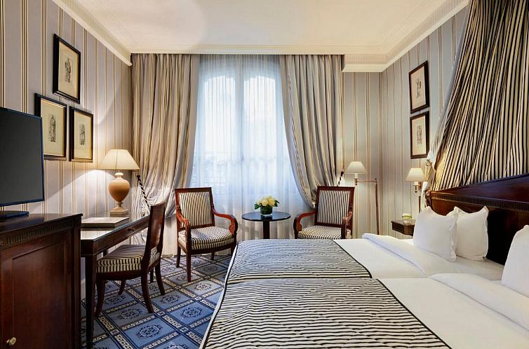 Le Dokhan's Paris Arc de Triomphe, a Tribute Portfolio Hotel
