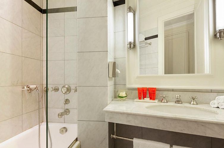 Le Dokhan's Paris Arc de Triomphe, a Tribute Portfolio Hotel