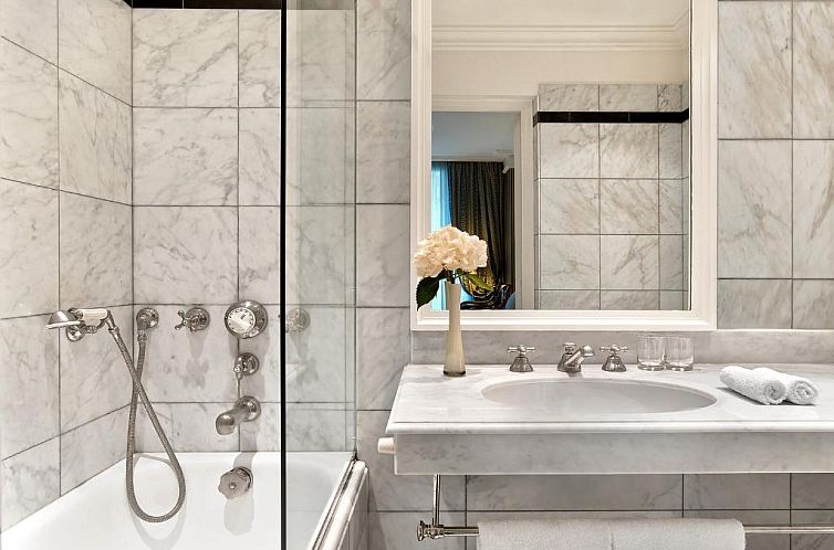 Le Dokhan's Paris Arc de Triomphe, a Tribute Portfolio Hotel