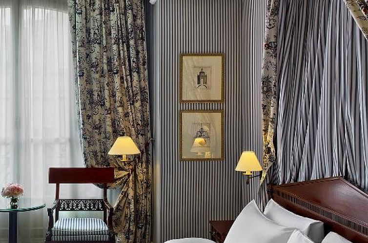 Le Dokhan's Paris Arc de Triomphe, a Tribute Portfolio Hotel