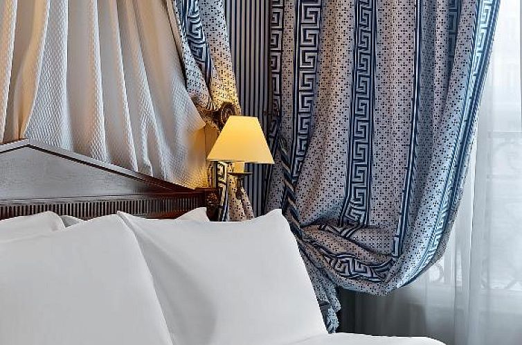 Le Dokhan's Paris Arc de Triomphe, a Tribute Portfolio Hotel