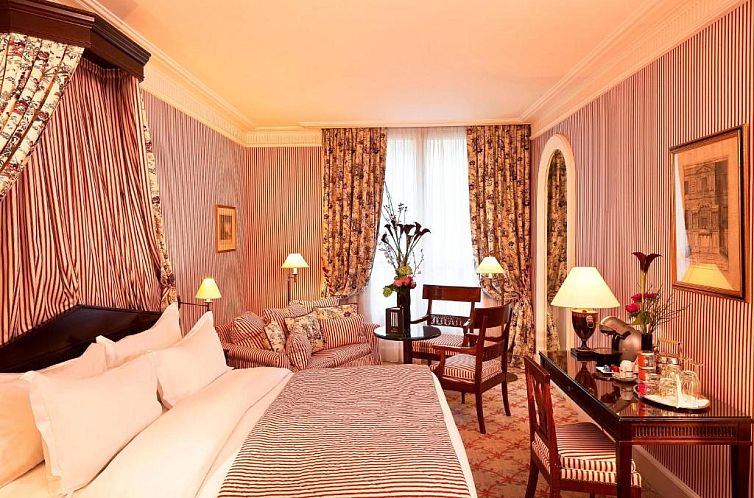 Le Dokhan's Paris Arc de Triomphe, a Tribute Portfolio Hotel