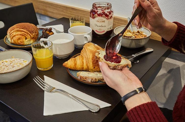 Hipotel Paris buttes chaumont Belleville