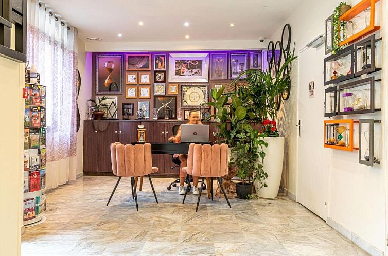 Hotel Ariane Montparnasse by Patrick Hayat