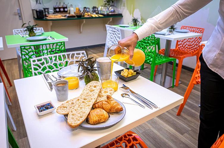 Hotel Ariane Montparnasse by Patrick Hayat