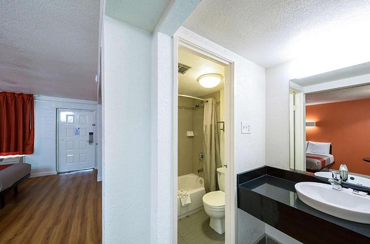 Motel 6-Dallas, TX - Farmers Branch