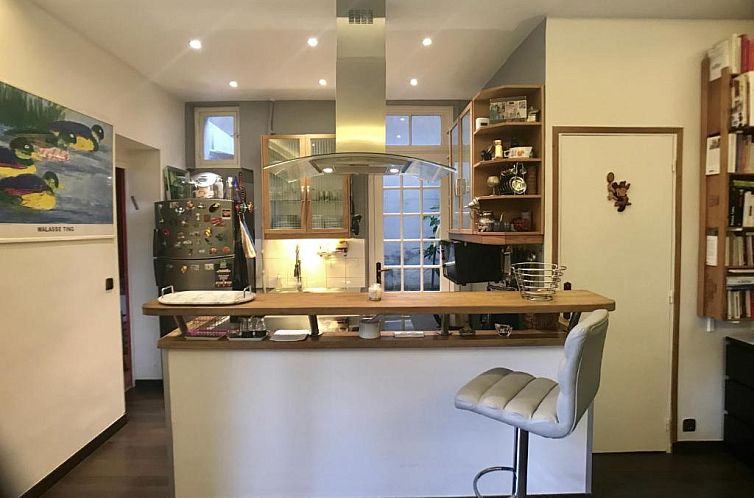 cosy rare 2 bedroom apartment around a private garden