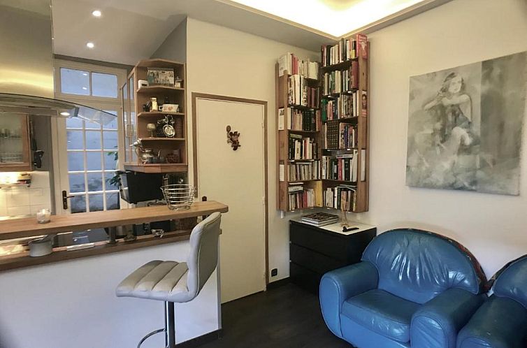 cosy rare 2 bedroom apartment around a private garden