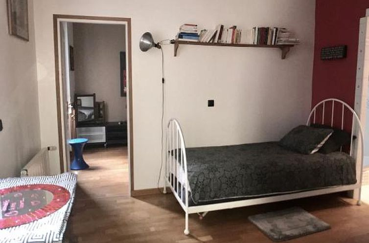cosy rare 2 bedroom apartment around a private garden
