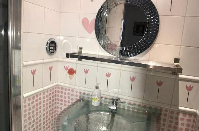 cosy rare 2 bedroom apartment around a private garden