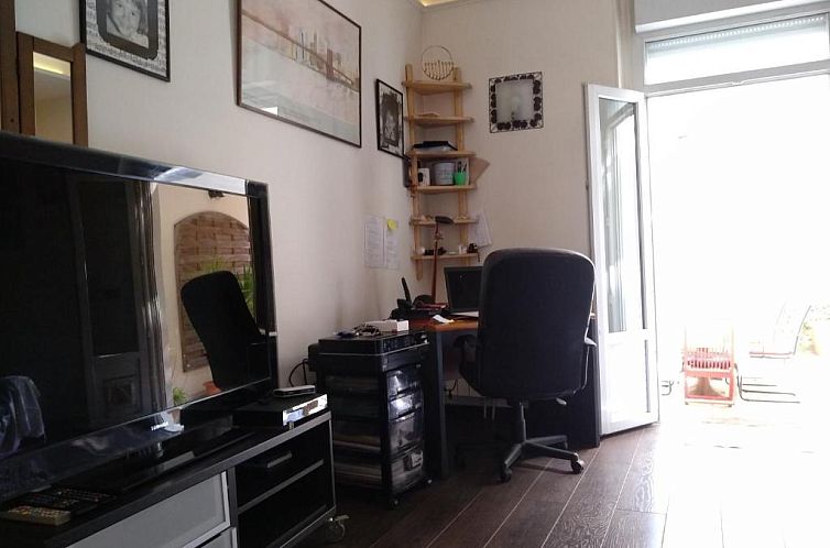 cosy rare 2 bedroom apartment around a private garden