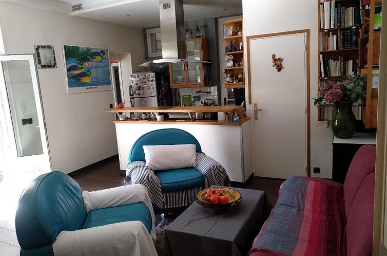 cosy rare 2 bedroom apartment around a private garden