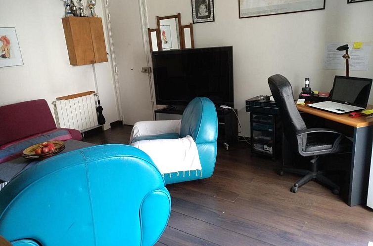 cosy rare 2 bedroom apartment around a private garden