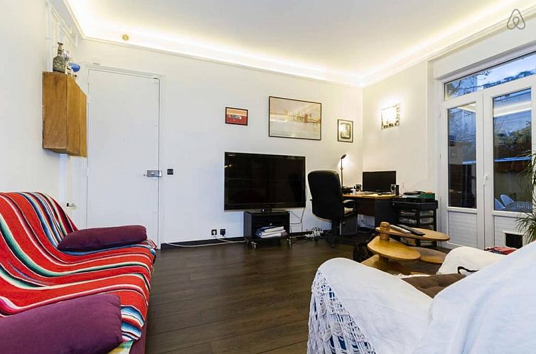cosy rare 2 bedroom apartment around a private garden